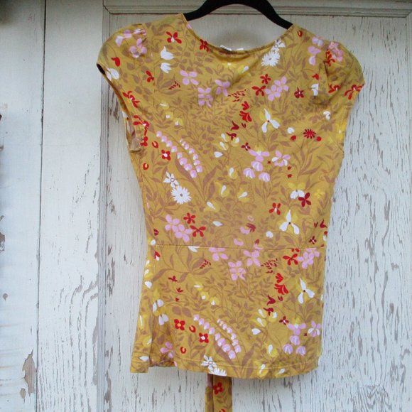 Anthropologie’s Moth Top Women's S Yellow Floral Short Sleeve Pink & Red Flowers - Picture 6 of 13